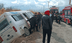 Iğdır'da yolcu minibüsü tahliye kanalına düştü