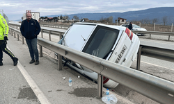 Kastamonu'da kaza: Araba bariyerlere asılı kaldı