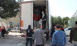 Amasya'da bakliyat tırından 40 göçmen çıktı