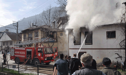 Bolu'da yangın paniği: Alevler yan eve sıçradı