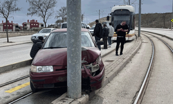 Eskişehir'de virajı alamayınca tramvay yoluna girdi