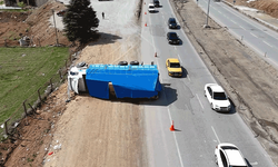 Kırıkkale'de kamyon yolun ortasına devrildi