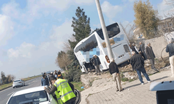 Mardin'de yolcu otobüsü bir evin bahçesine daldı