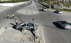 Aksaray'da alkollü sürücü demir direğe çarptı