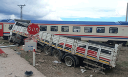 Eskişehir'den kalkan tren hemzemin geçitte tırla çarpıştı
