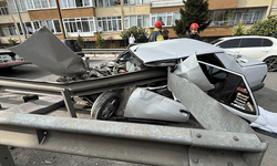 Kocaeli'de feci kaza: Bariyer arabaya saplandı