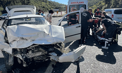 Manisa'da iki otomobil birbirine girdi: 3 yaralı