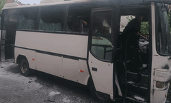 Mersin'de servis aracı alev alev yandı