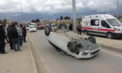 Adıyaman’da kaza: Otomobil refüje çarparak takla attı