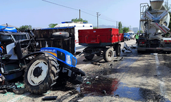 Afyon'da beton mikseri ile  traktör çarpıştı: 3 yaralı