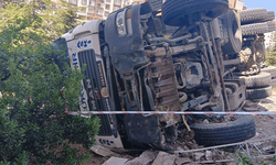 Ankara’da belediye kamyonu apartman bahçesine devrildi