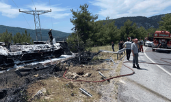 Antalya'da can pazarı: Zift yüklü tır yola devrildi