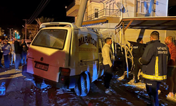 Antalya'da kontrolden çıkan kamyon direğe çarparak durabildi