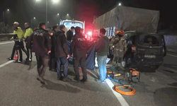 Bursa'da hafif ticari araç tıra çarptı: Sürücüsü sıkışarak can verdi
