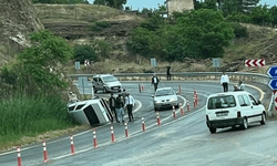 Elazığ'da kaza: Hakimiyetini kaybeden araç yan yattı