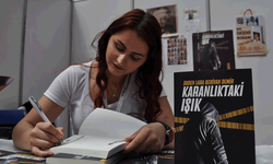 Eskişehir'in en genç yazarına büyük ilgi: İlk kitabını imzaladı