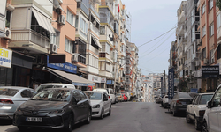 İzmir'de cinnet geçiren vatandaş eline ne geçtiyse balkondan fırlattı