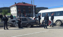 Karabük'te feci kaza: İşçi servisi otomobil ile çarpıştı