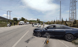 Karabük'te iki otomobil birbirine girdi: 3 kişi yaralandı