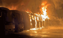 Kocaeli'de korkutan yangın: Otoparktaki 15 araç küle döndü