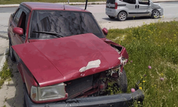 Kütahya'da dikkatsizlik kaza getirdi: Otomobil ile ticari araç çarpıştı