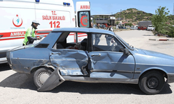 Manisa'da iki araç birbirine girdi:  2’si çocuk 3 yaralı