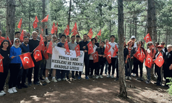 Eskişehir'de öğrenciler Kent Ormanı'nı Türk bayraklarıyla donattı