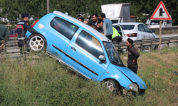 Sakarya'da kontrolden çıkan otomobil bariyerlerin üzerinde asılı kaldı