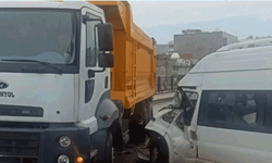 Şırnak'ta öğrenci servisi ile kamyonet çarpıştı: 15 yaralı