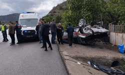 Sivas'ta kontrolünü kaybeden araç yol kenarına devrildi: 5 kişi yaralandı