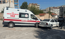 Afyon'da ambulans ile otomobil çarpıştı: 2 yaralı