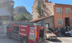 Afyon'da çocuklar kanepeyi ateşe verdi