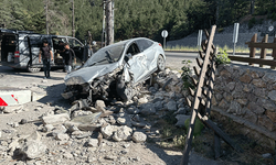 Afyon'da otomobil dinlenme tesisinin duvarına girdi: 2 yaralı