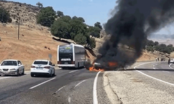 Antep'te tıra çarpan araç alev alev yandı