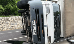 Bursa'da kamyonet yan yattı: 3 yaralı