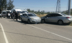 Isparta'da otomobiller birbirine girdi: 3 yaralı