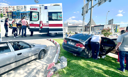 Malatya'da virajı alamayan araç refüje girdi
