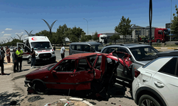 Aksaray'da hafif ticari araç park halindeki otomobillere çarptı: 3 yaralı