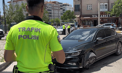 Aksaray'da manevra yapmaktan kaçan sürücü kaldırıma girdi