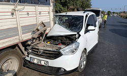 Antalya'da kamyona arkadan çarpan araç ok gibi saplandı: 1 yaralı