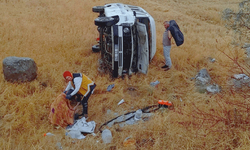 Çorum'da minibüs 8 metre yükseklikten yol kenarındaki buğday tarlasına devrildi