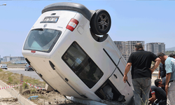 Hatay'da kontrolden çıkan araç direğe çarparak ters döndü: 2 yaralı