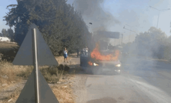 Hatay'da seyir halindeki araç alevlere teslim oldu