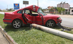 Konya’da otomobil aydınlatma direğine girdi: 2 yaralı