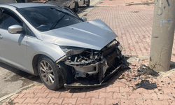 Konya'da sürücü direğe saplandı: 1 yaralı
