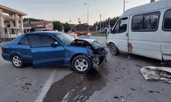 Sinop'ta minibüs ile otomobil çarpıştı: 2 yaralı