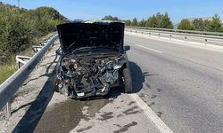 Afyon'da otomobil refüje çarparak bariyerlere girdi: 4 yaralı