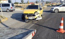 Afyon'da taksi ile otomobil çarpıştı: 2 yaralı