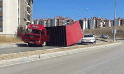 Elazığ’da kontrolden çıkan kamyonun dorsesi devrildi