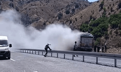 Elazığ'da seyir halindeki kamyon alevlere teslim oldu